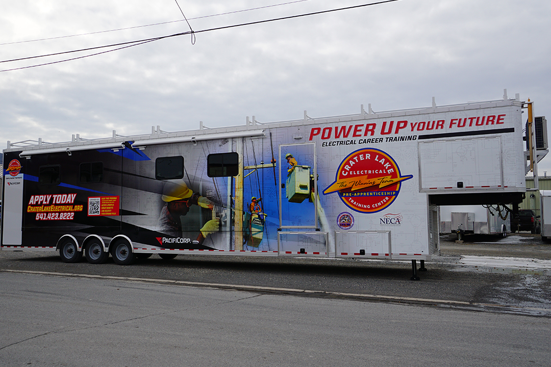 Electrical trailing lab trailer